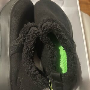 Oofos Oocoozie Black Sherpa shoe, size 9.5 w